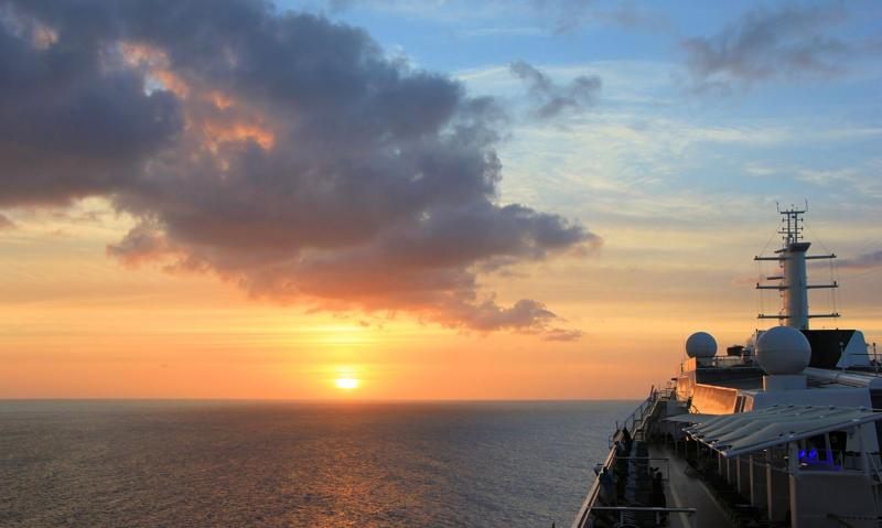 Amanecer desde un crucero en el Caribe