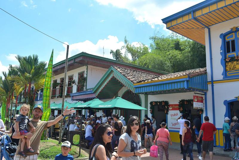 Grupo de viajeros en el Parque del Café