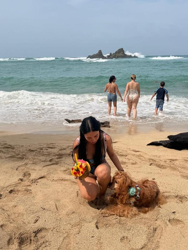Viajeros en una playa del Darién